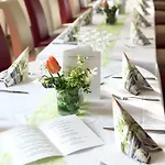 Traditionsgasthaus Goldener Loewe Restaurant & * Riesa