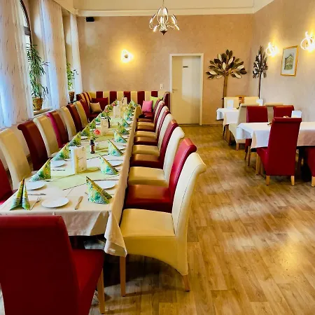 Traditionsgasthaus Goldener Loewe Restaurant & Гостевой дом