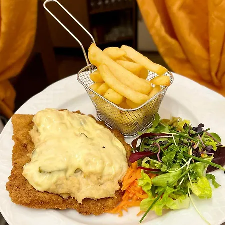 Traditionsgasthaus Goldener Loewe Restaurant & Guest house *