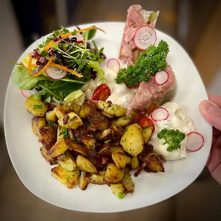 Traditionsgasthaus Goldener Loewe Restaurant & *