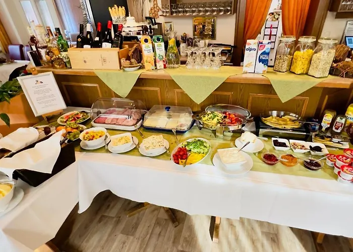 Traditionsgasthaus Goldener Loewe Restaurant & بيت ضيافة ريزا