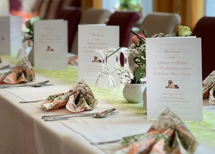 Traditionsgasthaus Goldener Loewe Restaurant & بيت ضيافة ريزا