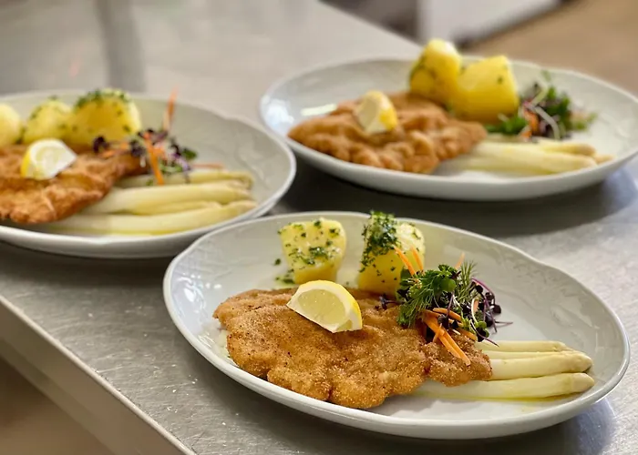 Traditionsgasthaus Goldener Loewe Restaurant & Гостевой дом