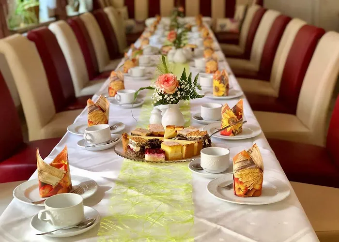 Traditionsgasthaus Goldener Loewe Restaurant & * ريزا